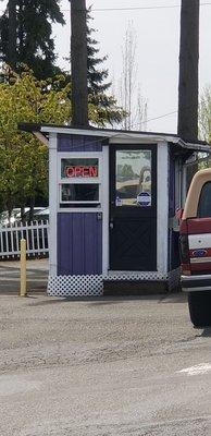 The stand looks like this from the north, but it's easier to get into the lot from the south. Cropped for next customer's privacy.