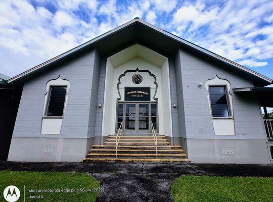 Part of the Honpa Hongwanji Mission of Hawai'i. In Papaikou, Big Island of Hawai'i. Five miles (8 min) from Hilo.