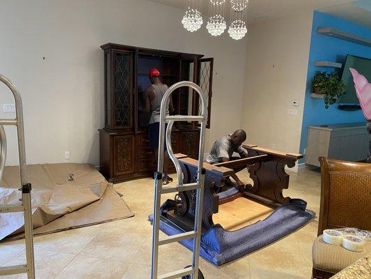 Did a great job packaging everything up in pads and taking a full dining table apart for transport