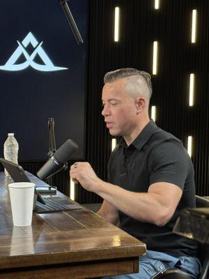 Jordan Harbinger @thejordanharbingershow in action rocking a high drop skin fade done by Norm.