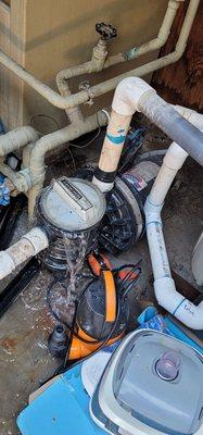 Pool pump - I'm not a professional but water should stay in the pool right? That top should seal?