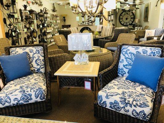 Tommy Bahama Island Estates Lanai Swivel Chair Tommy Bahama Island Estates Lanai Accent Table