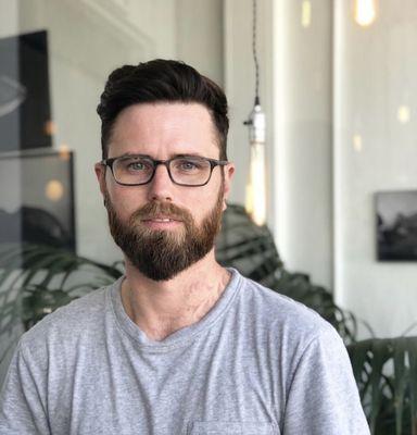 Class men's cut with a tailored beard.