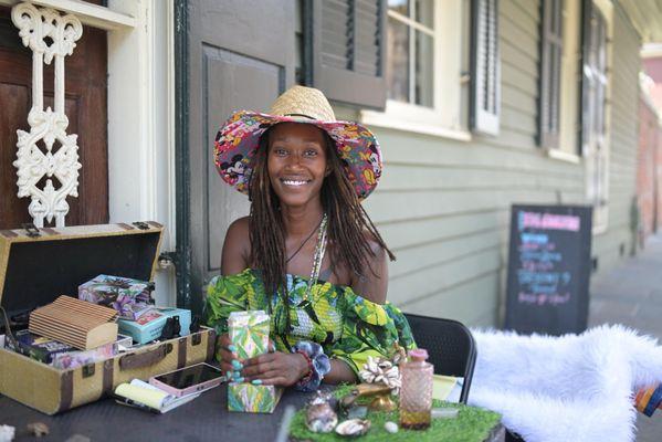 Xilk doing a tarot reading.