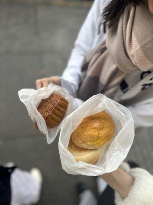 White Lotus Moon Cake & Pineapple Bun