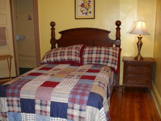 clean, equipped private room w. Air/ WiFi