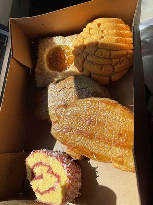 Great Carnicería y panaderia. The meat and cooked food are fresh. The pan was delicious. Will definitely go back.