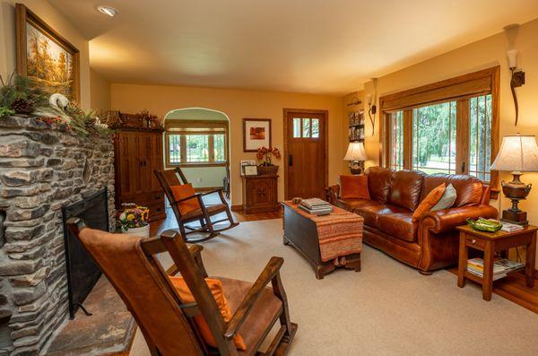 Fernwalk's living room with gas log fireplace and very clean and comfortable leather couch.