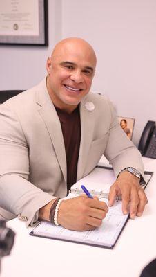 Ofrecemos consultas gratis y no pagas honorarios a menos que ganemos tu caso.