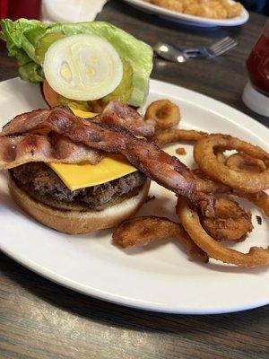 Bacon cheeseburger with onion rings