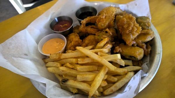 Veggie tempura - Batter fried zucchini, sqaush, mushrooms, Jalapeno and red onions, served with dipping sauce, chipotle sauce