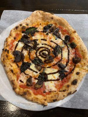 Panther - pomodoro / mozzarella / basil / mushroom mix / black garlic puree