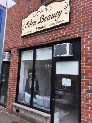 My experience was phenomenal. I had a microblading eyebrows, Monica was fantastic.