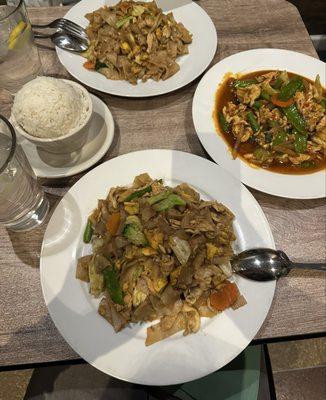 Pad See-Ew, Pad Thai, pad ka prow
