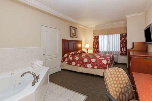 1 King Bed Hot Tub Suite