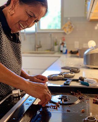Lupe doing her best -as always- to make any kitchen as clean as possible.