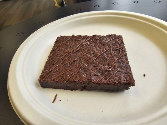 Good brownie.. but more fudgy than caky.