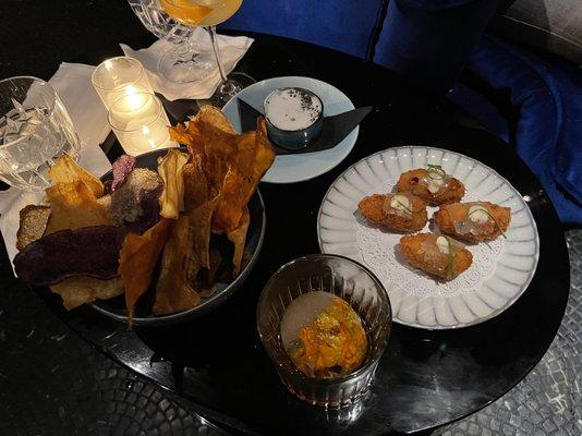 Potato crisps with crème fraîche and caviar