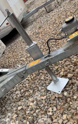 No Jack bolted to it just has a plate welded to the Jack for temporary use.