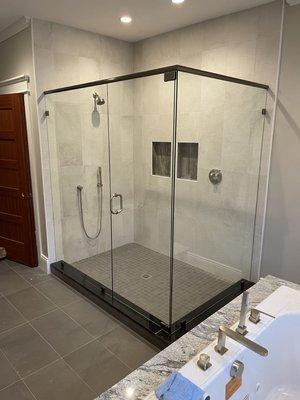 Transform your bathroom into a stunning oasis with frameless glass enclosures!