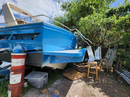 Bracket for four engines, manufactured in high-strength marine-grade aluminum. Designed to provide stability, durability.