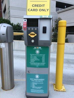 There If no mention of it on the sign, but people in the building say parking is free for under 30 minutes.