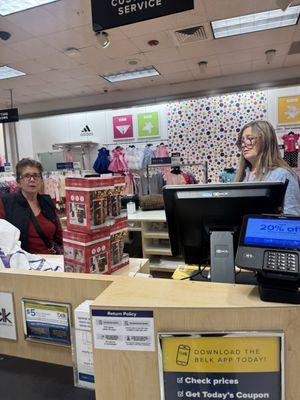 Lady on the left is the rude lady the lady on the right she's rude to