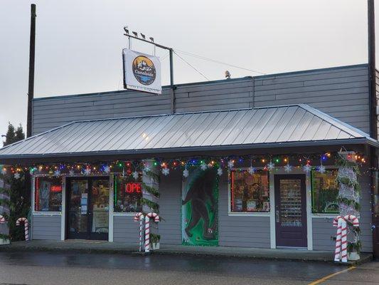 Canalside Gifts & Liquors storefront - January 2023