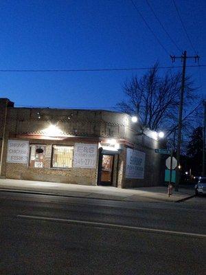 e&s never has traffic anymore. Could it be because they're overpriced and all their food is ridiculously greasy. come on y'all