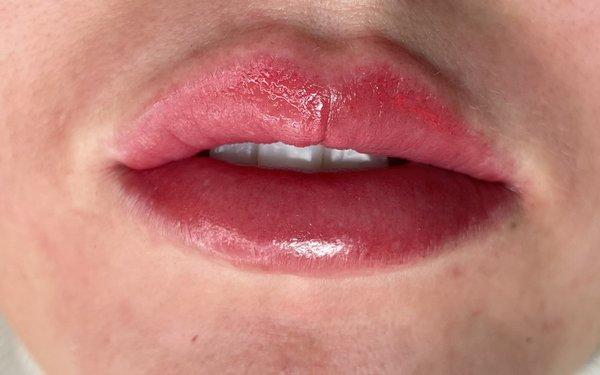 This is a fresh lip blushing. When the swelling settles and the chapped lips heal away this will be a beautiful light pink.