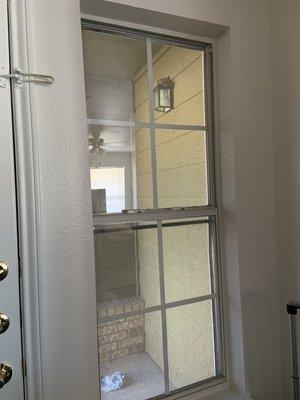 Dirt on windows and no blinds !