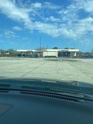 Ameris Bank    Once a thriving bank now a desolate parking lot without a soul in sight