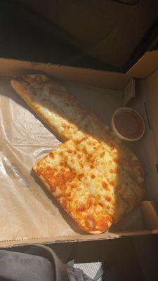 Cheese bread and sauce , cheese bread was delicious and I don't usually like sauce but I really liked this sauce !