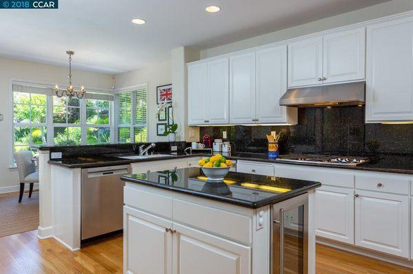Kitchen remodel by Dave Fontan photo: Gus Walbolt