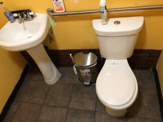 Nice CLEAN bathroom !!!