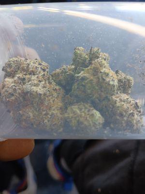 Lemon kush appearance on it is beautiful literally really sticky and very light with dark orange hairs and purple hues to every edge on