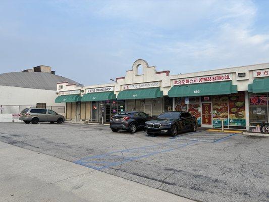 Picture of Plaza where is located the store