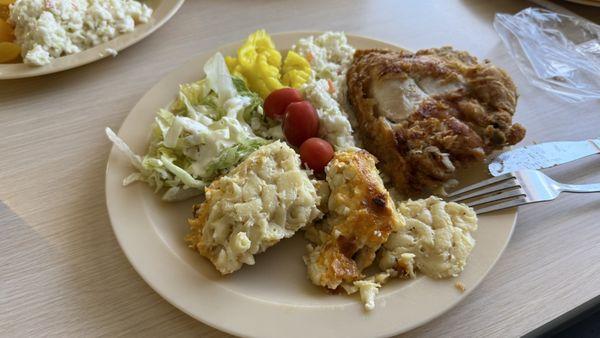 Fried chicken with mac&cheese and salad