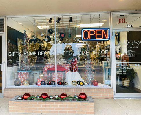 Seasonal Window, right downtown Chillicothe Missouri