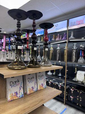 Clean shop, tons of hookahs to choose from!