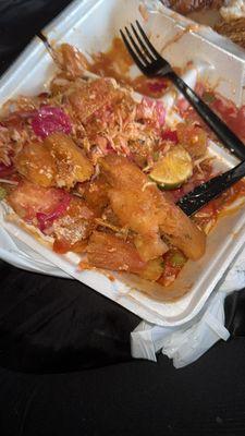 Es injusto que no me hallan puesto chicharrón nomás la pura yuca con repollo y por esto pagar 15 dlrs  Yuca Con Chicharron