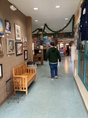 Hall to court area with shops and restaurant