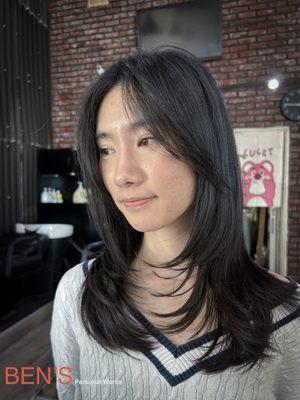 The bangs fall lightly,like a natural beauty filter for the face;pinch the wispy hair on both sides, you instantly get that effortless,