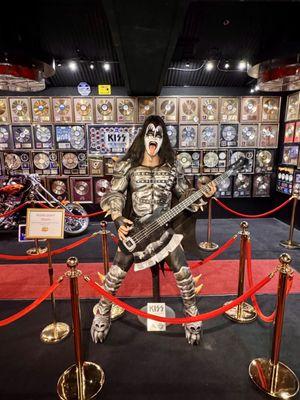 Kiss By Monster Mini Golf