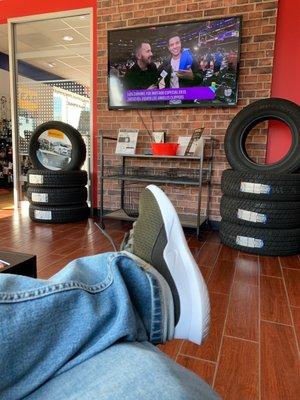Waiting area, with leather chairs and a big flat screen!