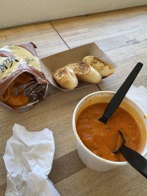 Red pepper tomato soup