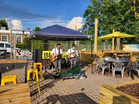 Rockbottom Morris Patio & Grill