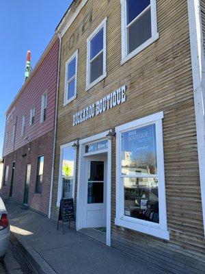 Just find the Star Hotel (the red building on the left in this photo) and you will easily find the Buckaroo Boutique.