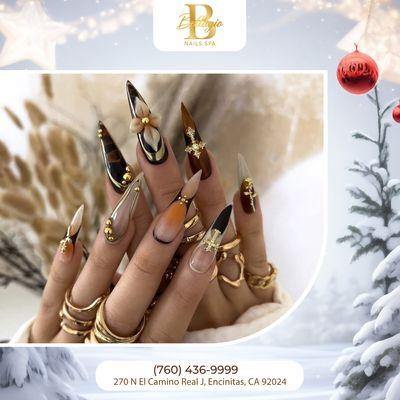 Cozy nails for chilly days, always polished and soft. A little sparkle brings warmth to winter looks.