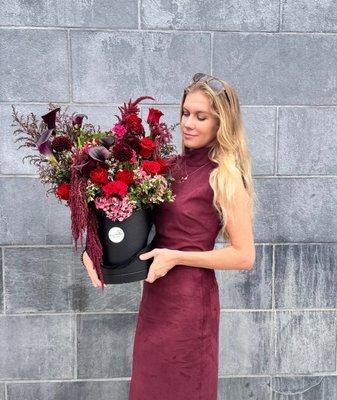 https://hollywoodblooms.com/los-angeles-hollywood-blooms/midnight-elegance-luxury-red-and-burgundy-flowers-in-a-black-box.html
